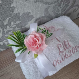 prezent na chrzest ręcznik z haftem